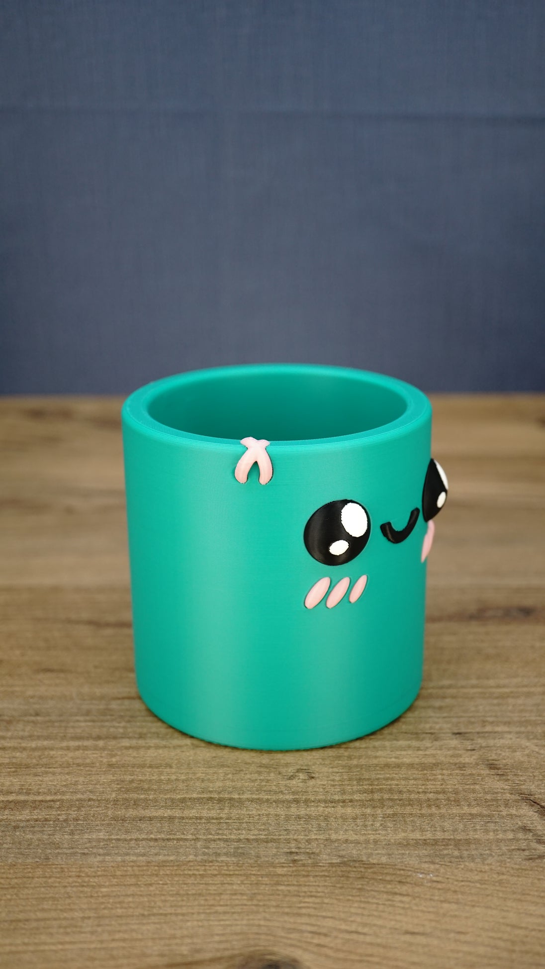 Right-side view of the green Palia-inspired Cyl pencil holder, highlighting the character face, pink rim detail and smooth rounded container shape.