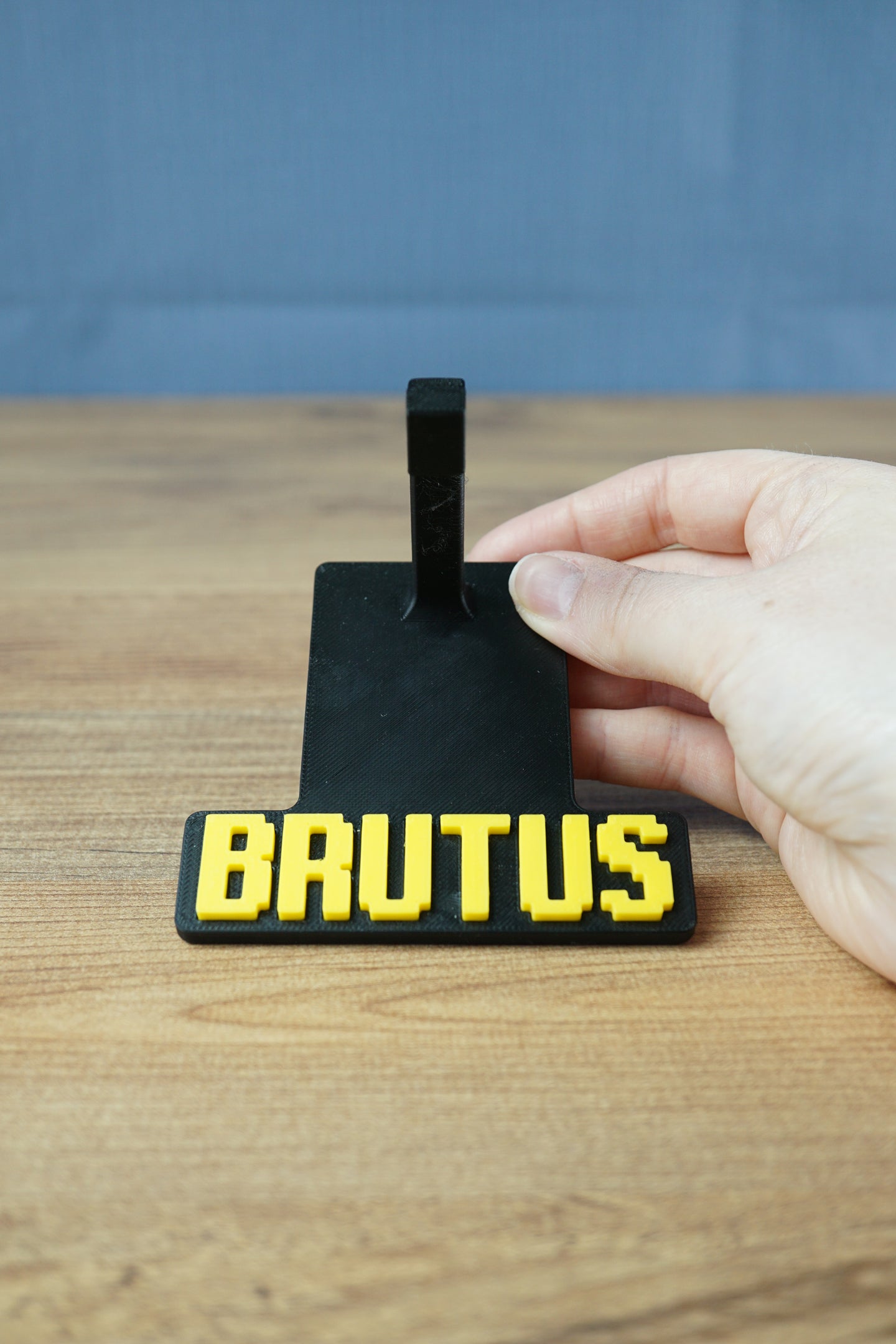 RuneScape Brutus statue head Stand with text