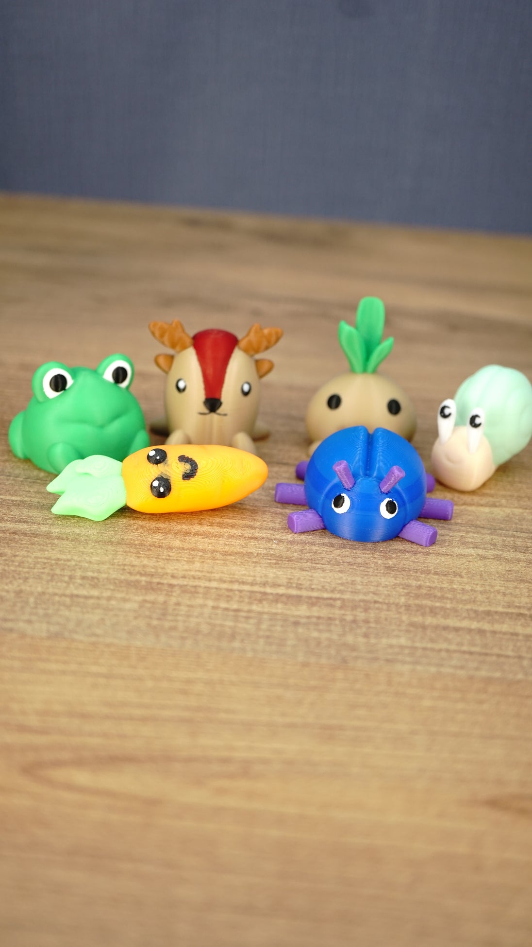 Front view of the complete Zeki’s Claw Machine Li’l Plushies miniature set arranged together on a natural wooden display surface.